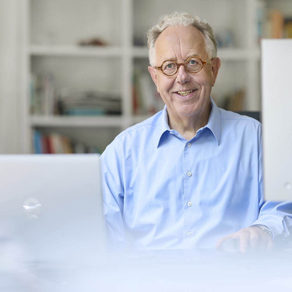 Walter Missing am Schreibtisch – Unternehmensberater mit Fokus auf Transformation im Automobilhandel